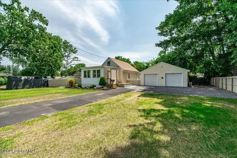 406 Chiswell Rd, Schenectady, NY 12304