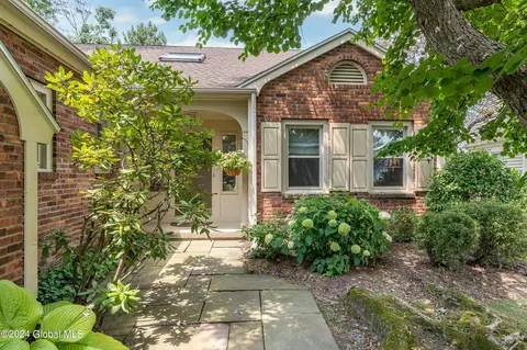 21 Birchwood Ct, Albany, NY 12211