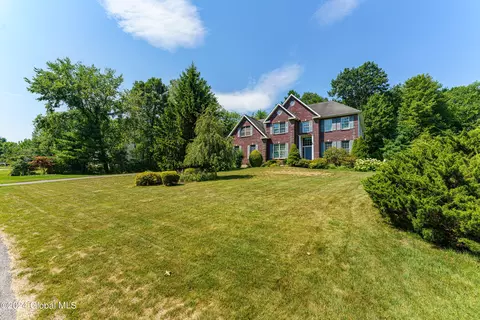 6 Caraway Ct, Halfmoon, NY 12065