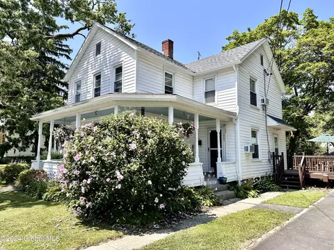 33 Dempster St, Ravena, NY 12143