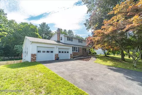 33 N Hill Dr, Ballston Lake, NY 12019