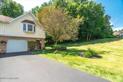 4038 Chaucer Pl, Slingerlands, NY 12159