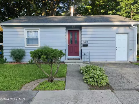 1992 10th St, Rensselaer, NY 12144