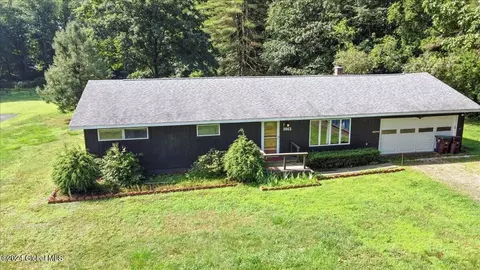 2062 Ny 67, Valley Falls, NY 12185