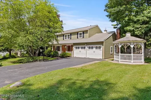 9 Pheasant Ridge Dr, Loudonville, NY 12211