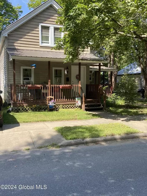 22 Fielding St, Glens Falls, NY 12801