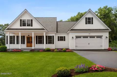 10 Berry Dr, Queensbury, NY 12804