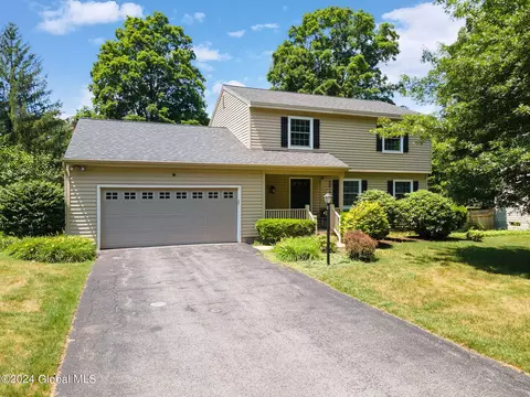 9 Wedgewood Dr, Saratoga Springs, NY 12866