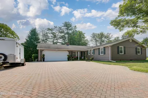 2 Jane Dr, Johnstown, NY 12095