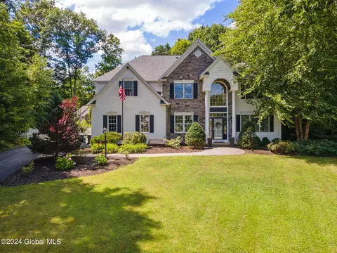23 Eleanor Ct, Halfmoon, NY 12118