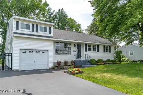 31 Margaret Dr, Loudonville, NY 12211