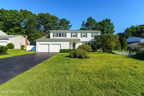 11 Bethwood Dr, Loudonville, NY 12211