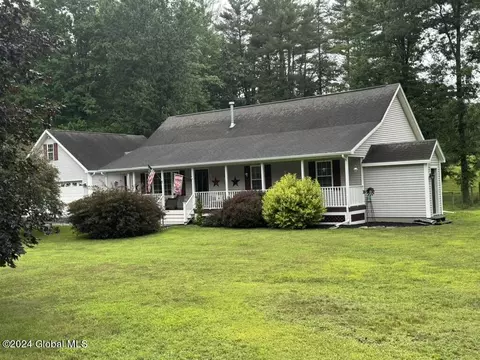 7 Tracy Dr, Greenwich, NY 12834
