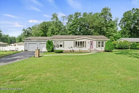 4 Kimberly Ln, Fort Edward, NY 12828