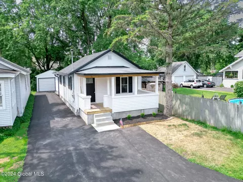 31 New Jersey Ave, Rensselaer, NY 12144