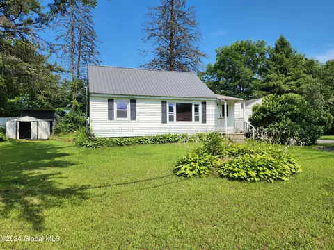 28 Jenkinsville Rd, Queensbury, NY 12804