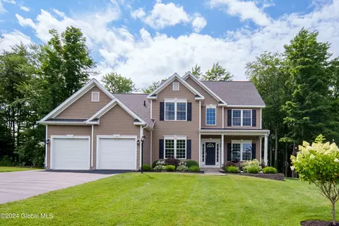 10 Ridgewood Dr, Halfmoon, NY 12118