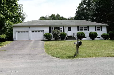 2 Cardinal Ct, Wynantskill, NY 12198