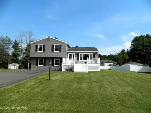 8 Suncrest Dr, Waterford, NY 12188