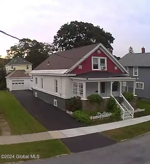 22 Spruce St, Gloversville, NY 12078