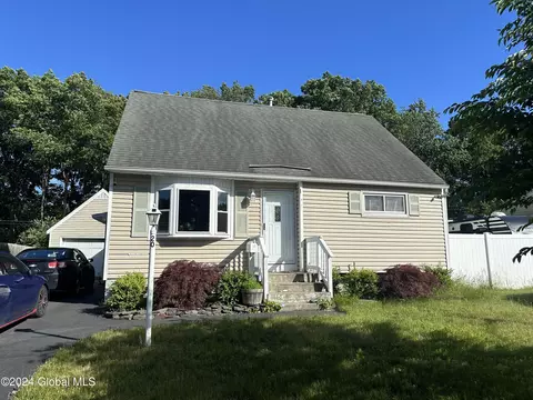 20 Huckleberry Ln, Colonie, NY 12205