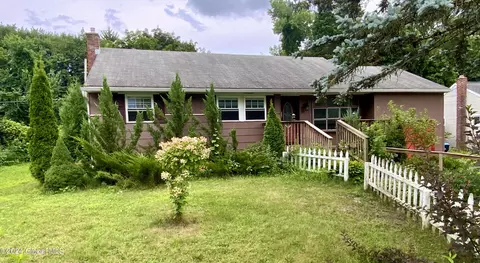 7 Valerie Ln, Albany, NY 12211