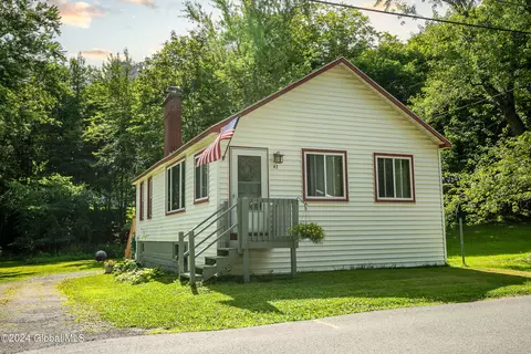 47 Edwards Rd, Wynantskill, NY 12198
