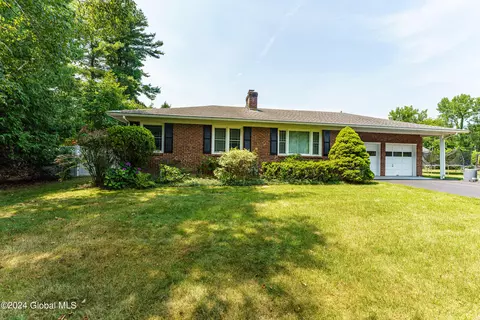 16 Gregory Ln, Loudonville, NY 12211