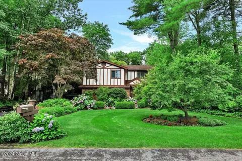 52 Bentwood Ct, Albany, NY 12203