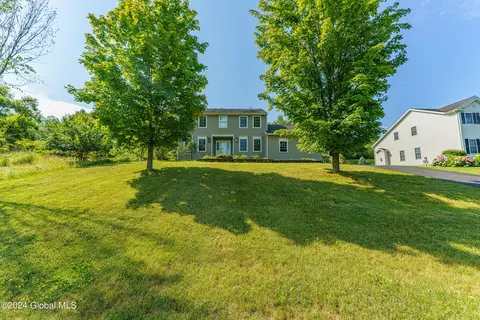 9 Stone Arabia Dr, Troy, NY 12180