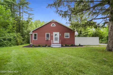 621 Swaggertown Rd, Glenville, NY 12302