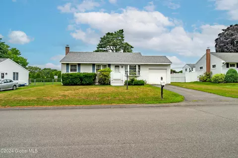 25 Krug Ct, Loudonville, NY 12211