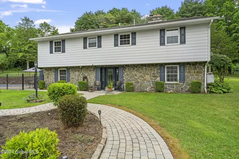 100 Martins Hill Rd, Ravena, NY 12143