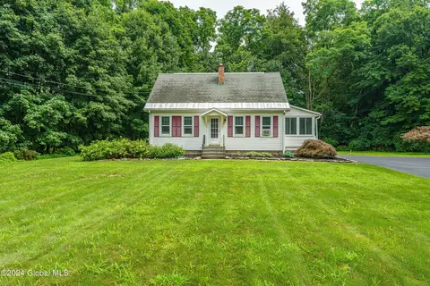481 Grooms Rd, Clifton Park, NY 12065