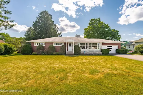 9 Kniskern Ave, Mechanicville, NY 12118
