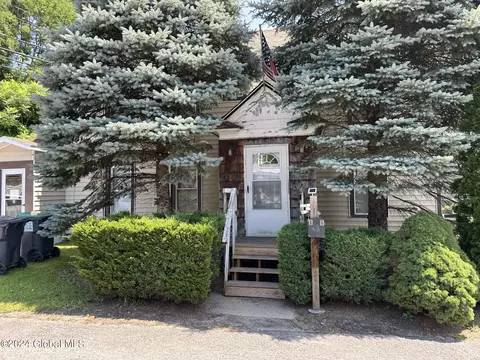 8 Brant Ave, Fort Johnson, NY 12070