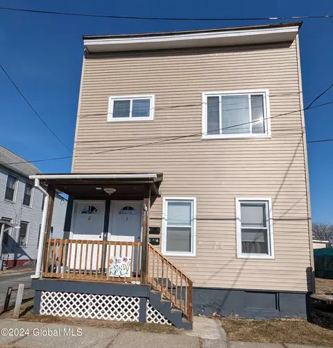 31 Clifton St, Waterford, NY 12188