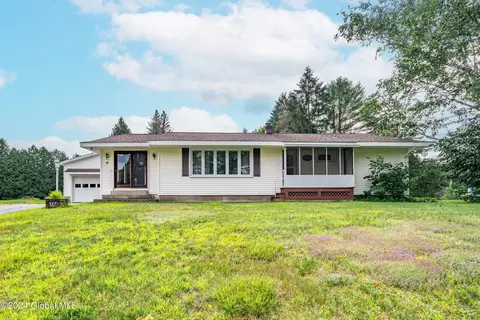 106 W Mechanic St, Corinth, NY 12822