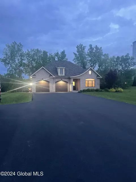 194 Brookwood Rd, Halfmoon, NY 12188