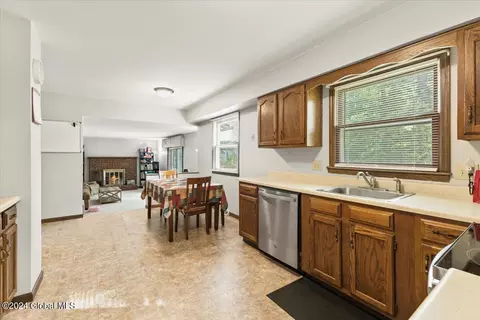 39 Warwick Way, Schenectady, NY 12309 photo 8
