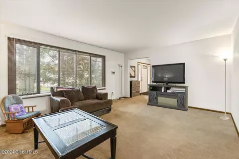 39 Warwick Way, Schenectady, NY 12309 photo 6