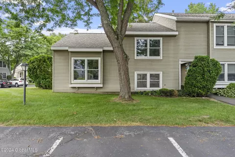 4 Raleigh Dr, Halfmoon, NY 12065