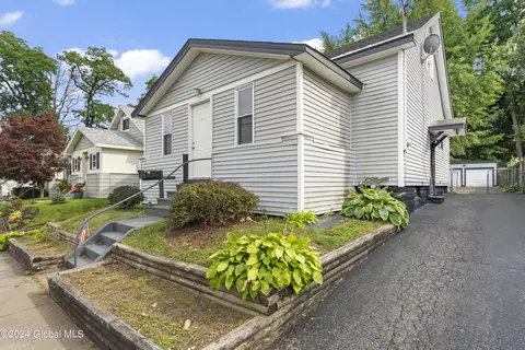 62 Pershing Dr, Scotia, NY 12302