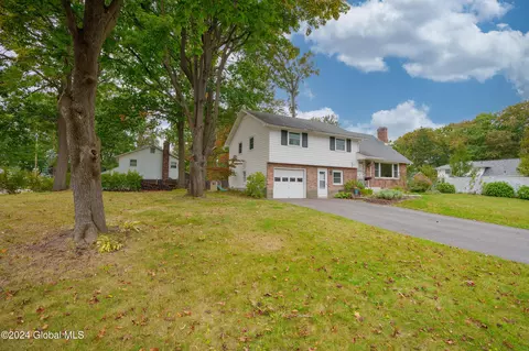 40 Merritt Dr, Rotterdam, NY 12306