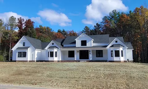 47 Cannon Royal Dr, Saratoga Springs, NY 12866