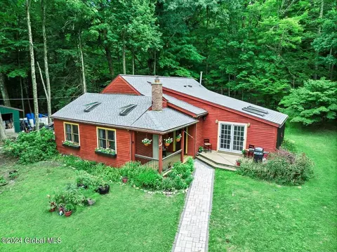 42 Glen Royal Dr, Averill Park, NY 12018