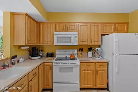 20 Quincy Rd, Glenmont, NY 12077 photo 16