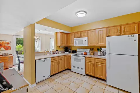 20 Quincy Rd, Glenmont, NY 12077 photo 19