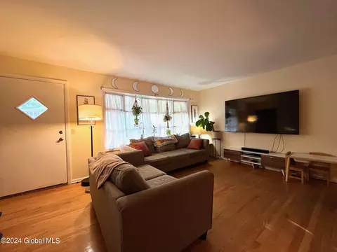 8 Phyllis Ct, Schenectady, NY 12303 photo 5
