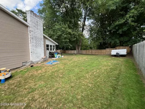 8 Phyllis Ct, Schenectady, NY 12303 photo 3